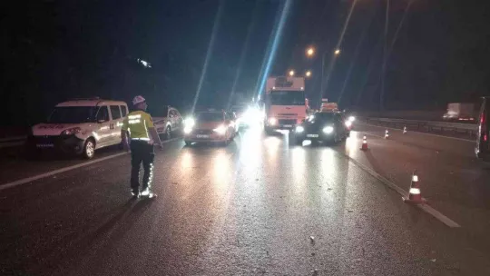 TEM Otoyolu'nda kontrolden çıkan otomobil önce otomobile sonra hafriyat kamyonuna çarptı: 4 yaralı