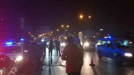 TEM Otoyolu'nda otomobilin çarptığı kadın ağır yaralandı