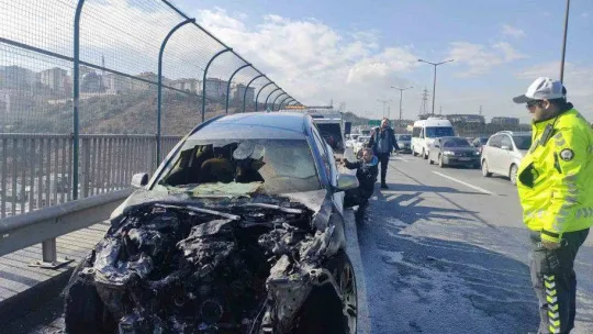 TEM Otoyolu'nda seyir halindeki otomobil alev alev yandı