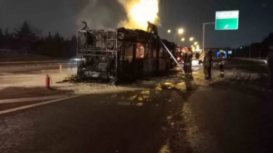TEM Otoyolunda alev alev yanan İETT otobüsünde patlamalar meydana geldi