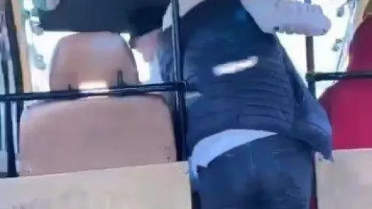 TEM otoyolunda minibüste 'seyir halindeyken şoför değişikliği' kamerada