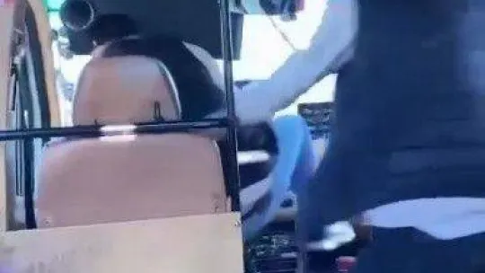 TEM otoyolunda minibüste 'seyir halindeyken şoför değişikliği' kamerada