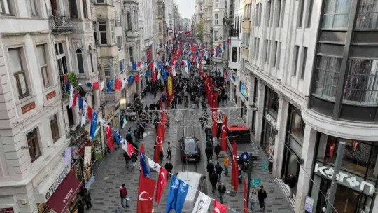 Terör saldırısından günler sonra bin 200 adet Türk bayrağıyla donatılan İstiklal Caddesi havadan görüntülendi