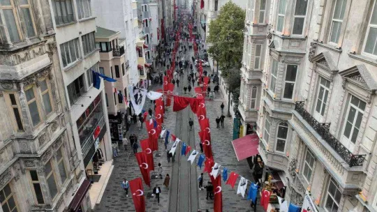 Terör saldırısından günler sonra bin 200 adet Türk bayrağıyla donatılan İstiklal Caddesi havadan görüntülendi