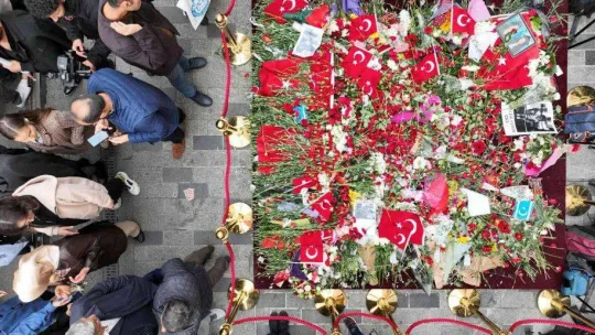 Terör saldırısından günler sonra bin 200 adet Türk bayrağıyla donatılan İstiklal Caddesi havadan görüntülendi
