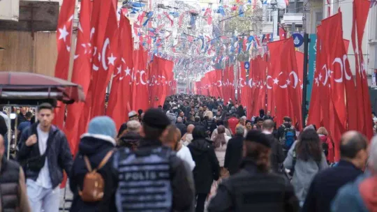 Terör saldırısından günler sonra bin 200 adet Türk bayrağıyla donatılan İstiklal Caddesi havadan görüntülendi
