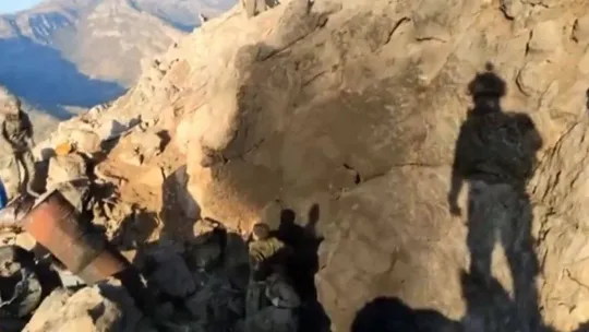 Teröristlerin mağaradan çıkarak teslim oldukları anlar görüntülendi
