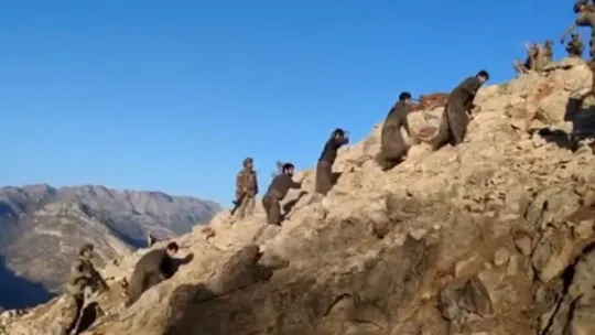 Teröristlerin mağaradan çıkarak teslim oldukları anlar görüntülendi