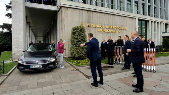 Tezgahı elinden alınan simitçi, İBB binası önünde kendini yakmaya çalıştı