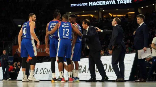 THY Euroleague: A. Efes: 82 - Olympiakos: 71
