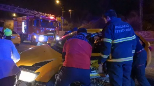 Ticari taksi ile otomobil çarpıştı: 5 yaralı