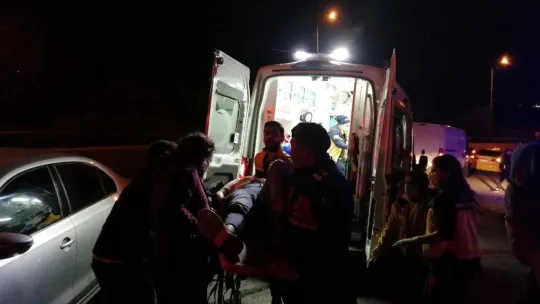 Ticari taksi ile otomobil çarpıştı: 5 yaralı