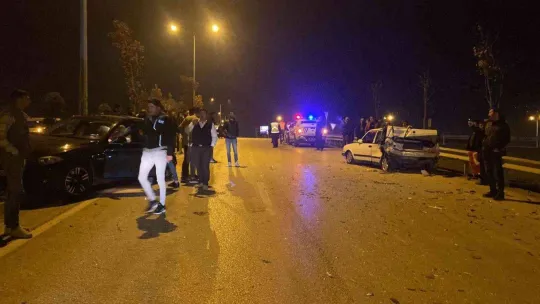 Tır, asker uğurlama konvoyundaki araçlara çarptı: 4 yaralı