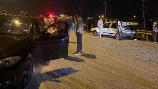 Tır, asker uğurlama konvoyundaki araçlara çarptı: 4 yaralı