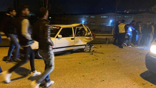 Tır, asker uğurlama konvoyundaki araçlara çarptı: 4 yaralı