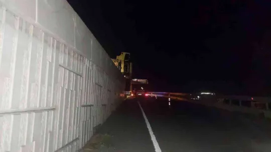 Tır virajda asılı kaldı, kömürler yola saçıldı