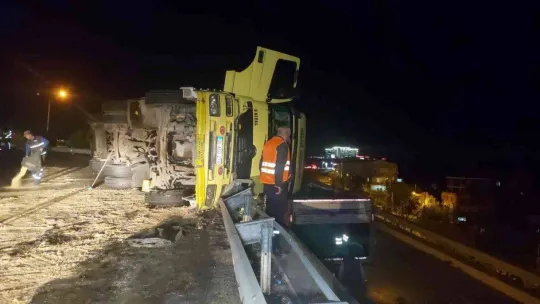 Tır virajda asılı kaldı, kömürler yola saçıldı