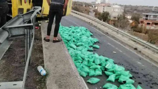 Tır virajda asılı kaldı, kömürler yola saçıldı