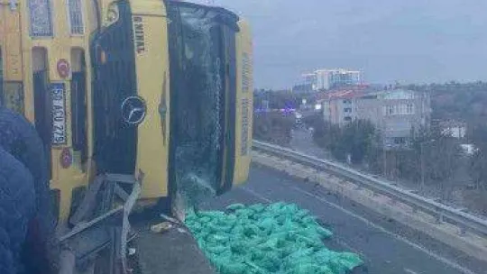 Tır virajda asılı kaldı, kömürler yola saçıldı