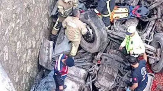 Tır viyadükten dereye uçtu: 1 ölü 1 ağır yaralı