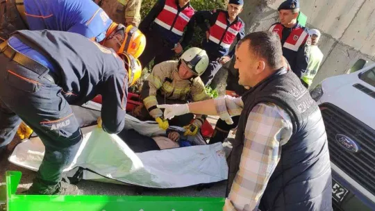 Tır viyadükten dereye uçtu: 1 ölü 1 ağır yaralı