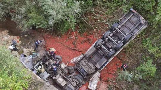 Tır viyadükten dereye uçtu: 1 ölü 1 ağır yaralı