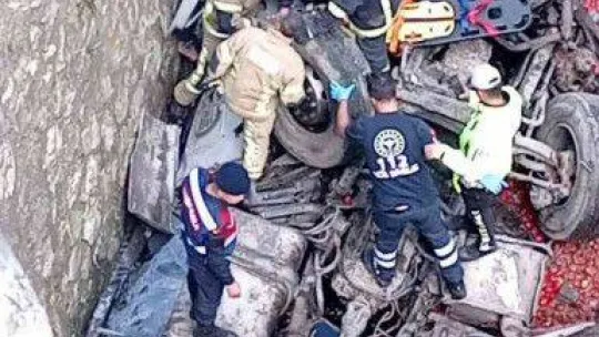 Tır viyadükten dereye uçtu: 1 ölü 1 ağır yaralı