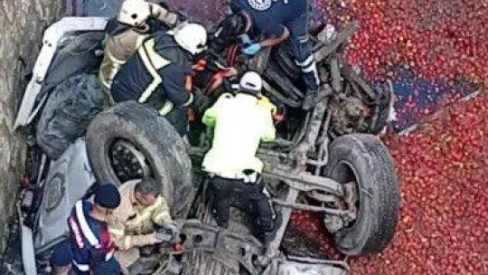 Tır viyadükten dereye uçtu: 1 ölü 1 ağır yaralı