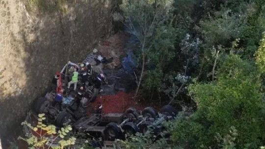 Tır viyadükten dereye uçtu: 1 ölü 1 ağır yaralı