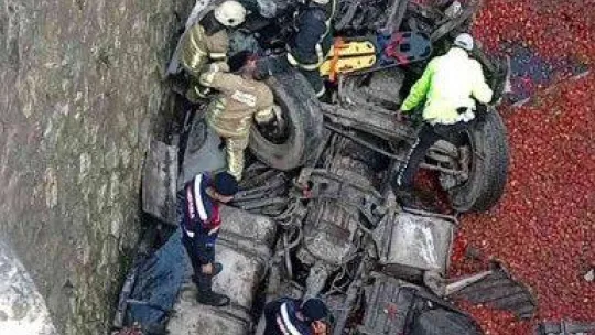 Tır viyadükten dereye uçtu: 1 ölü 1 ağır yaralı