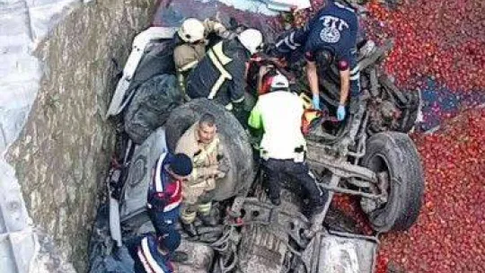 Tır viyadükten dereye uçtu: 1 ölü 1 ağır yaralı