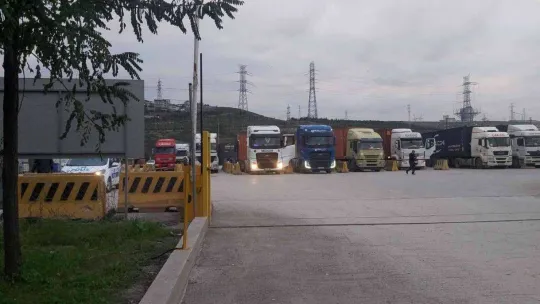 Tırın altında kalan vatandaş yaralandı