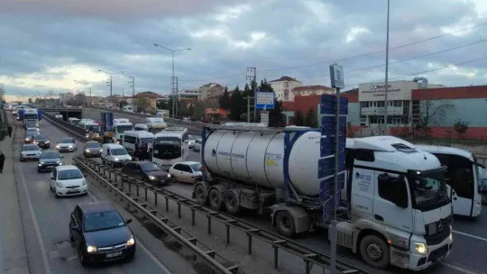 Tırın taşıdığı platform tünele sıkıştı, D-100 Ankara istikameti trafiğe kapandı