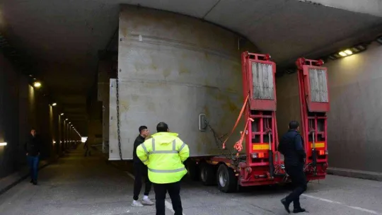 Tırın taşıdığı platform tünele sıkıştı, D-100 Ankara istikameti trafiğe kapandı