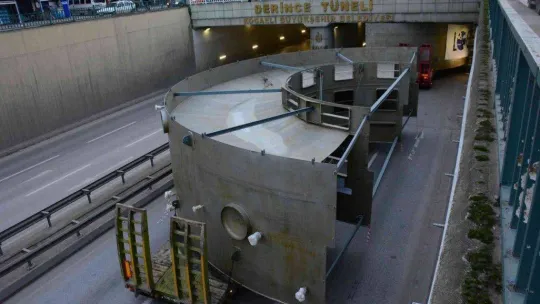 Tırın taşıdığı platform tünele sıkıştı, D-100 Ankara istikameti trafiğe kapandı