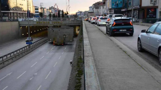 Tırın taşıdığı platform tünele sıkıştı, D-100 Ankara istikameti trafiğe kapandı