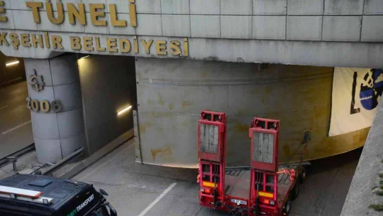 Tırın taşıdığı platform tünele sıkıştı, D-100 Ankara istikameti trafiğe kapandı