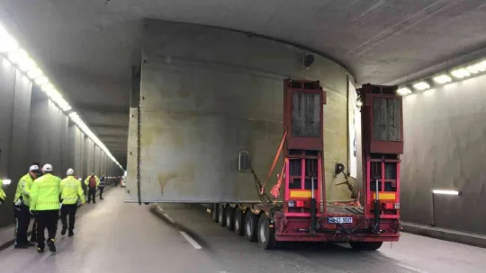 Tırın taşıdığı platform tünele sıkıştı, D-100 Ankara istikameti trafiğe kapandı