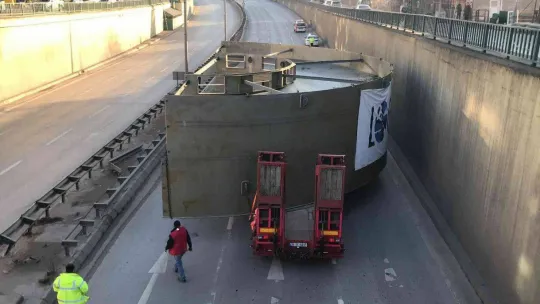 Tırın taşıdığı platform tünele sıkıştı, D-100 Ankara istikameti trafiğe kapandı