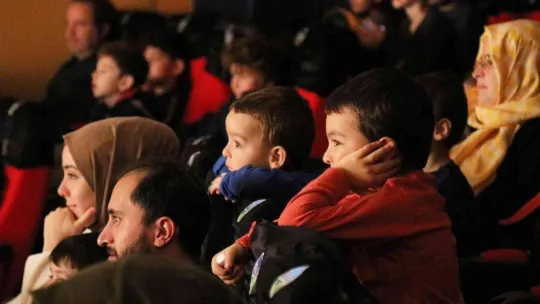 Tiyatro oyunun konukları bu kez minikler oldu