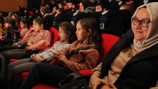 Tiyatro oyunun konukları bu kez minikler oldu