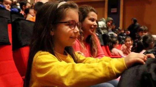 Tiyatro oyunun konukları bu kez minikler oldu