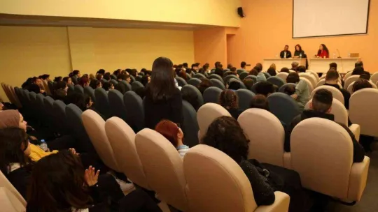 Tiyatrocular gençlere tecrübelerini anlattı