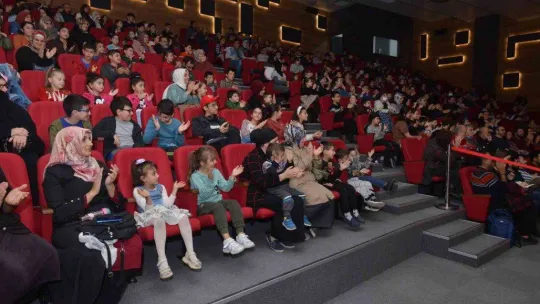 Tiyatroya çocuklardan yoğun ilgi