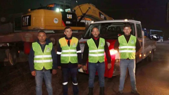 Toroslar Belediyesinden deprem bölgesine ekip ve iş makinesi desteği