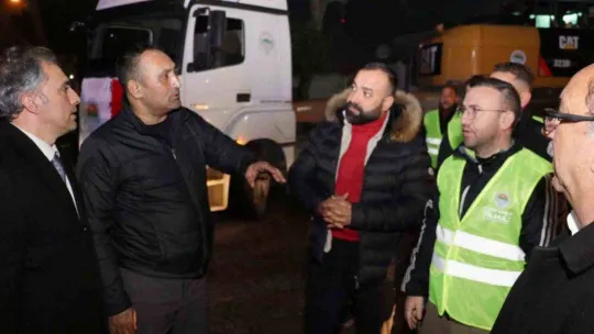 Toroslar Belediyesinden deprem bölgesine ekip ve iş makinesi desteği