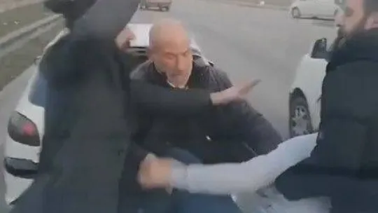 Trafikte yol verme kavgası ringleri aratmadı, o anlar kameralarda