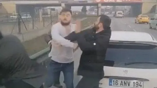 Trafikte yol verme kavgası ringleri aratmadı, o anlar kameralarda