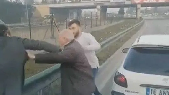 Trafikte yol verme kavgası ringleri aratmadı, o anlar kameralarda