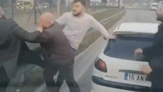 Trafikte yol verme kavgası ringleri aratmadı, o anlar kameralarda